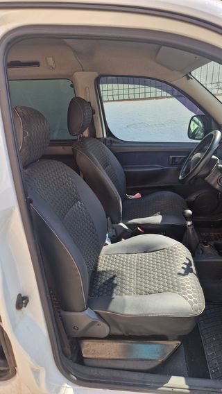 Peugeot Partner 2004 parcialmente camperizada