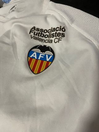1ª equipación escuela Valencia CF con el número 21