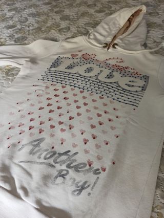 Sudadera con capucha blanca