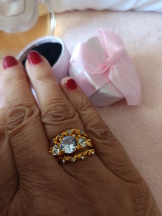 Anillo dorado con piedras azules y blancas