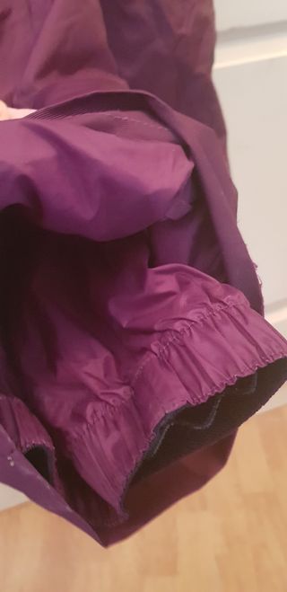 Mono de nieve naranja y morado