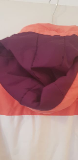 Mono de nieve naranja y morado