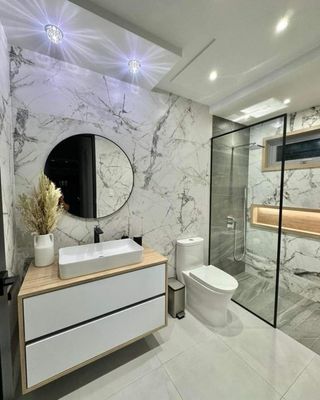 Baño completo moderno mármol y madera