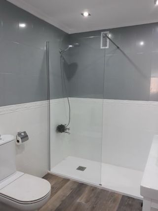 Baño completo moderno mármol y madera