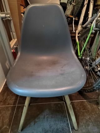 Sillas plástico gris o azul, patas rojas o madera