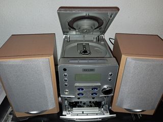 Minicadena pequeña Sanyo, lector cassettes y CD