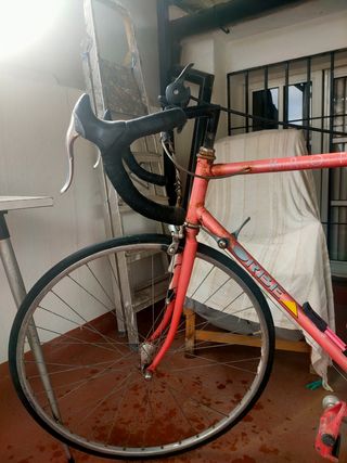 Bici Orbea antigua con rodillo