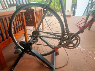 Bici Orbea antigua con rodillo