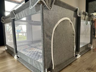 Parque infantil gris con puerta