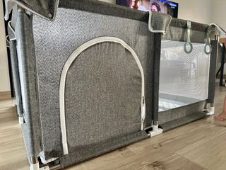 Parque infantil gris con puerta