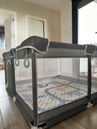 Parque infantil gris con puerta