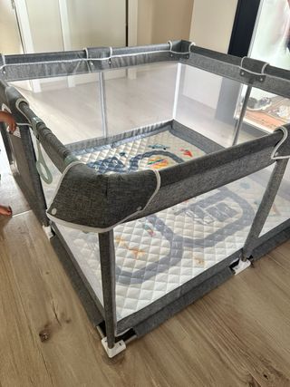 Parque infantil gris con puerta