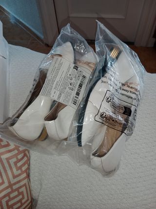2 pares de zapatos blancos