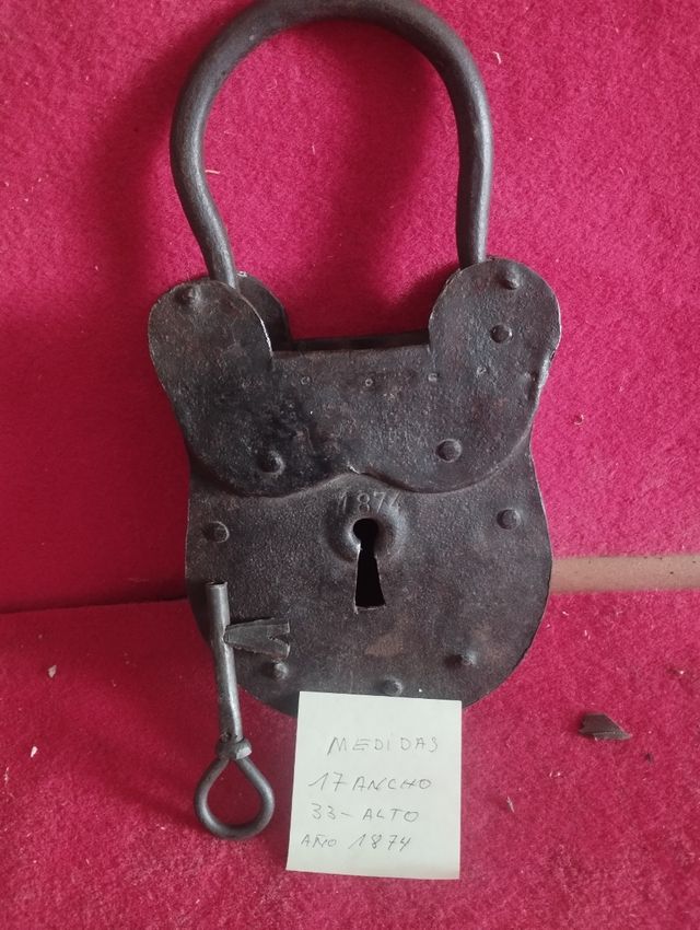 Antico lucchetto in ferro con chiave