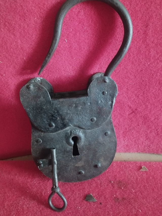 Antico lucchetto in ferro con chiave