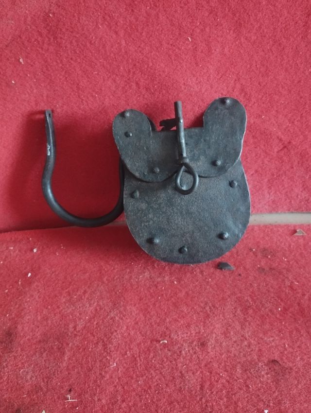 Antico lucchetto in ferro con chiave