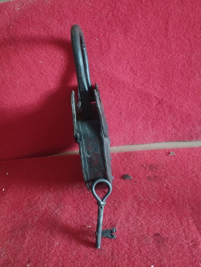 Antico lucchetto in ferro con chiave