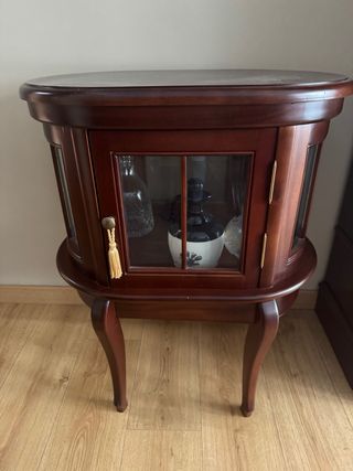 Mueble de caoba con vitrina