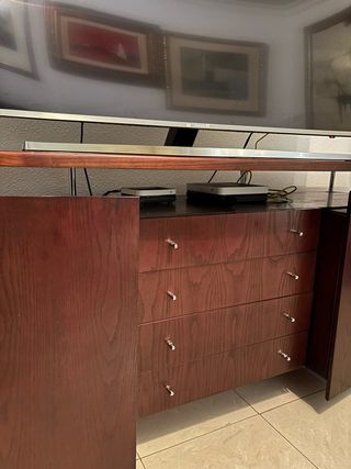 Aparador de madera oscura