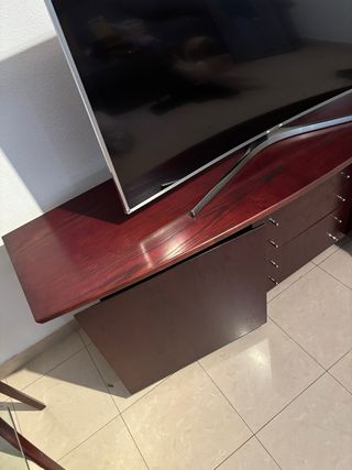 Aparador de madera oscura