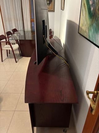 Aparador de madera oscura