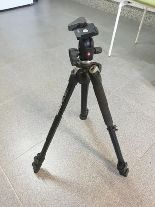 Trípode Manfrotto con rótula