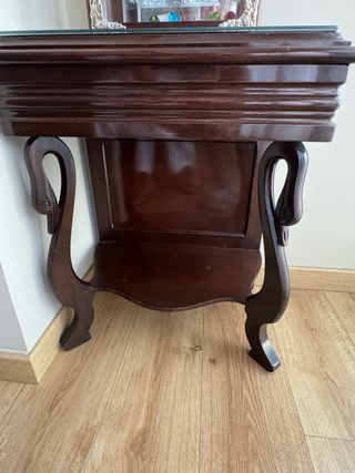 Mueble de caoba con patas de cisne
