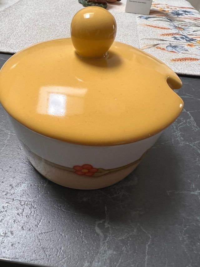 Formaggera Thun in porcellana bianca e gialla