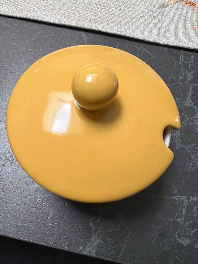 Formaggera Thun in porcellana bianca e gialla