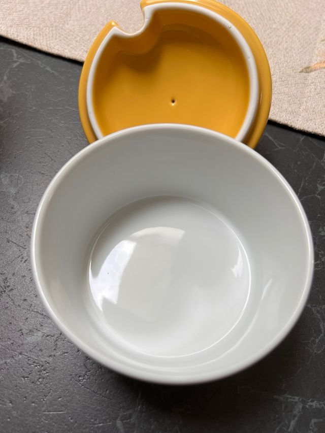 Formaggera Thun in porcellana bianca e gialla