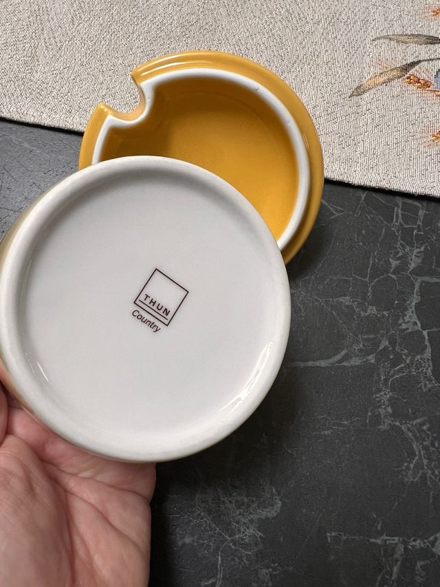 Formaggera Thun in porcellana bianca e gialla