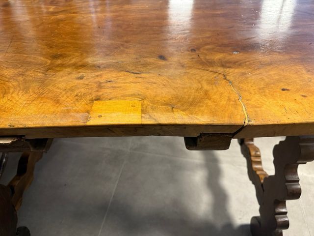 Mesa de nogal macizo con pata de lira. muy antigua