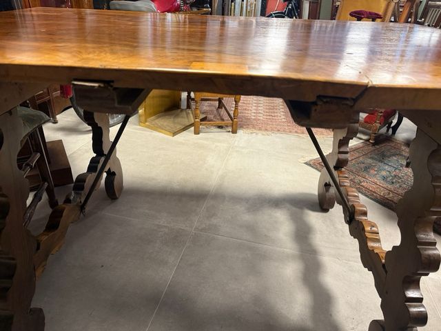 Mesa de nogal macizo con pata de lira. muy antigua