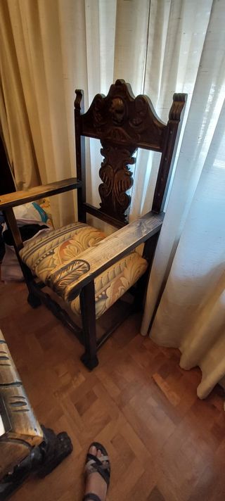 Escritorio clásico, sillas y mueble