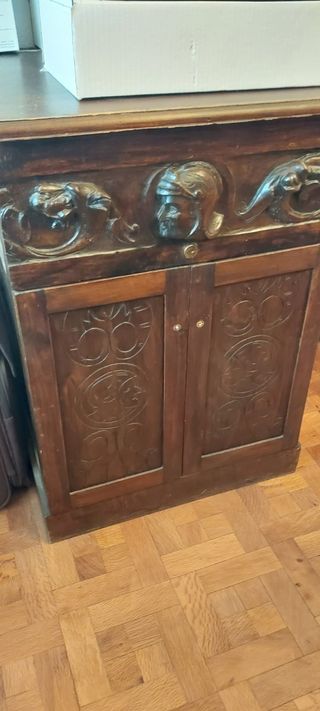 Escritorio clásico, sillas y mueble