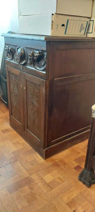 Escritorio clásico, sillas y mueble