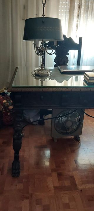 Escritorio clásico, sillas y mueble