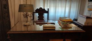 Escritorio clásico, sillas y mueble