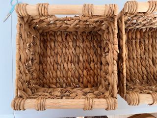 Cesto de mimbre con asas de madera