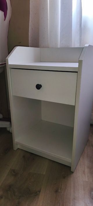 Mesita de noche blanca con cajón
