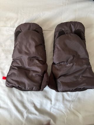 Manoplas para carrito de bebé negras.