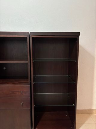 Estantería de madera oscura con estantes de crista