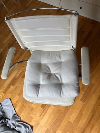 Silla de oficina blanca y plateada