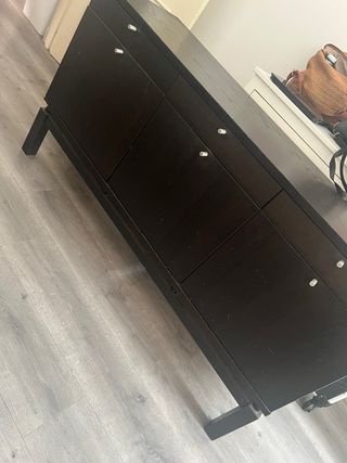 Mueble de madera oscuro
