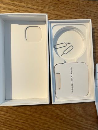 Cajas iPhone 13 mini y 14