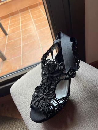 Zapatos de tacón negros.