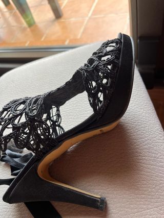 Zapatos de tacón negros.