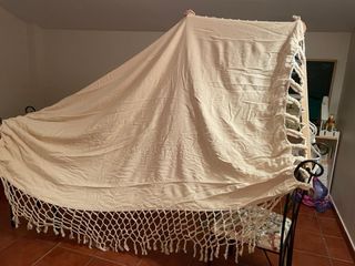 Hamaca de tela con estructura metálica