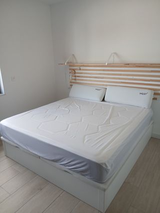 Cama y canapé doble de 180 cm, más dos almohadas.