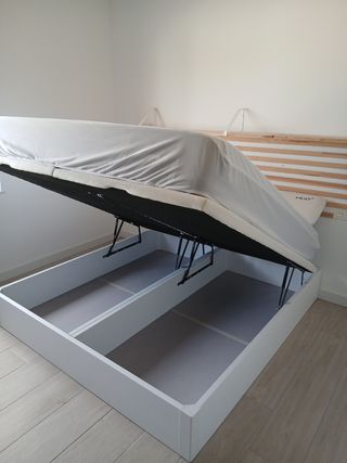Cama y canapé doble de 180 cm, más dos almohadas.